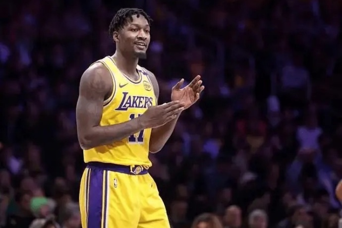 芬尼-史密斯4年5300万美元加盟火箭，球队锋线实力大增